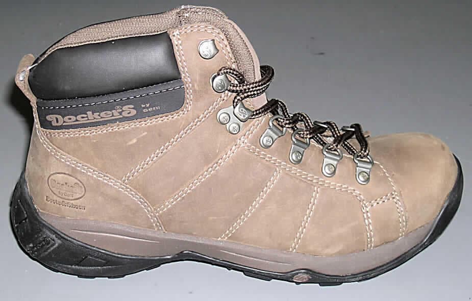 Freizeitschuhe (Wanderstiefel); lt. Antrag: Herrenschuh (Boots) - siehe Abbildung
- mit Laufsohlen aus Kunststoff (lt. Antrag); Hauptsohle nicht aus Holz
- mit Oberteil (geschlossenes Blatt) aus Leder (den größten Teil der Außenfläche bildend)
  und Kunststoff (Spinnstoff mit einer mit bloßem Auge wahrnehmbaren Außenschicht aus 
  Kunststoff)
- ohne Schutz in der Vorderkappe
- den Knöchel, jedoch nicht die Wade bedeckend
- mit einer Länge der Innensohle von mehr als 24 cm
- nicht als Männer- oder Frauenschuhe erkennbar
- mit Schnürsenkelverschluss und 3 Paar Hakenösen
- aufgrund des äußeren Erscheinungsbildes (u. a. Hakenösen) nicht für Sportzwecke