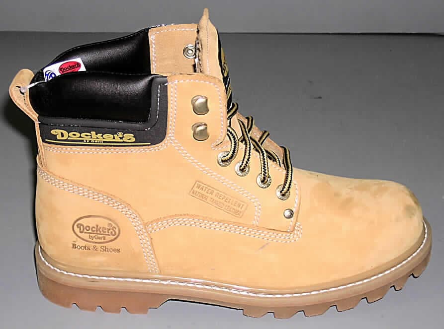 Freizeitschuhe (Wanderstiefel); lt. Antrag: Herrenschuhe (Boots) - siehe Abbildung 
- mit Laufsohlen aus Kunststoff (lt. Antrag); Hauptsohle nicht aus Holz
- mit Oberteil (geschlossenes Blatt) aus Leder (den größten Teil der Außenfläche bildend)
  und Kunststoff (Spinnstoff mit einer mit bloßem Auge wahrnehmbaren Außenschicht aus 
  Kunststoff)
- mit Schnürsenkelverschluss und 2 Paar Hakenösen
- ohne Schutz in der Vorderkappe
- den Knöchel, jedoch nicht die Wade bedeckend
- mit einer Länge der Innensohle von mehr als 24 cm
- für Männer (weiter Schnitt)
- aufgrund des äußeren Erscheinungsbildes (u. a. Hakenösen) nicht für Sportzwecke