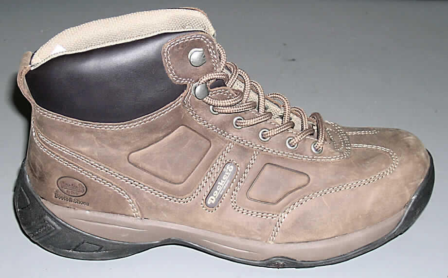 Freizeitschuhe (Wanderstiefel); lt. Antrag: Herrenschuh (Boots) - siehe Abbildung
- mit Laufsohlen aus Kunststoff (lt. Antrag); Hauptsohle nicht aus Holz
- mit Oberteil (geschlossenes Blatt) aus Leder (den größten Teil der Außenfläche bildend)
  und Kunststoff (Spinnstoff mit einer mit bloßem Auge wahrnehmbaren Außenschicht aus 
  Kunststoff)
- ohne Schutz in der Vorderkappe
- den Knöchel, jedoch nicht die Wade bedeckend
- mit einer Länge der Innensohle von mehr als 24 cm
- nicht als Männer- oder Frauenschuhe erkennbar
- mit Schnürsenkelverschluss und 2 Paar Hakenösen
- aufgrund des äußeren Erscheinungsbildes (u. a. Hakenösen) nicht für Sportzwecke