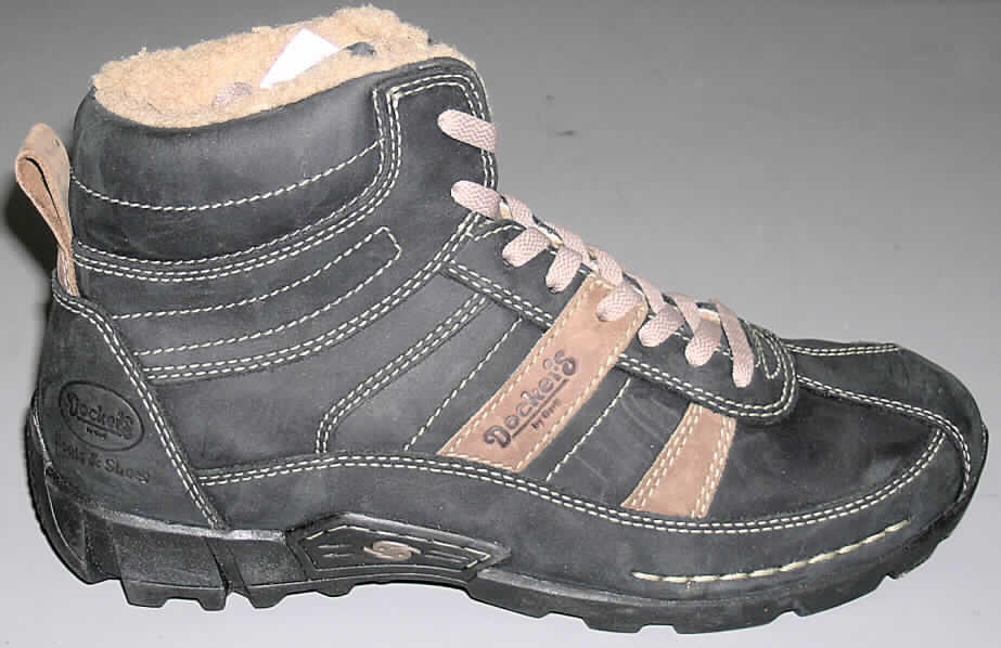 Freizeitschuhe; lt. Antrag: Herrenschuhe (Boots) - siehe Abbildung
- mit Laufsohlen aus Kunststoff (lt. Antrag); Hauptsohle nicht aus Holz
- mit Oberteil (geschlossenes Blatt) aus Leder
- ohne Schutz in der Vorderkappe
- den Knöchel, jedoch nicht die Wade bedeckend
- mit einer Länge der Innensohle von mehr als 24 cm
- nicht als Männer- oder Frauenschuhe erkennbar
- mit Schnürsenkelverschluss
- aufgrund des äußeren Erscheinungsbildes (u. a. gefüttert mit Pelzfellimitat) nicht für 
  Sportzwecke