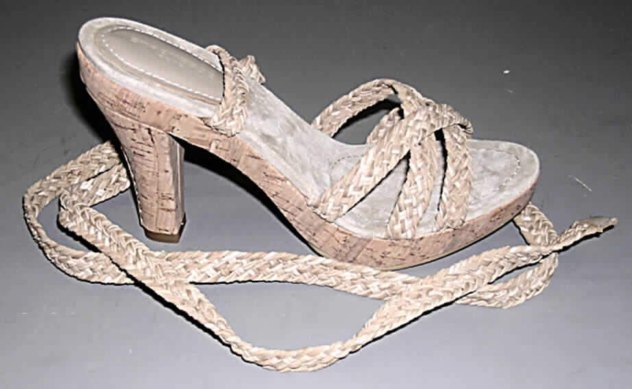 Freizeitschuhe, lt. Antrag: "High Heel, Modell: 863036/79024", siehe Foto,
- mit Laufsohlen aus (lt. Antrag) Kautschuk,
- mit zehenfreiem Oberteil (nicht geschlossenes Blatt) aus Kunststoff
  (Spinnstoffstreifen mit einer mit bloßem Auge wahrnehmbaren Außenschicht aus
  Kunststoff); nicht mit der Sohle durch Zapfen zusammengesteckt,
- nicht den Knöchel bedeckend, 
- ohne Metallschutz in der Vorderkappe,
- mit einer Höhe des Absatzes und der Sohle von ca. 10 cm.