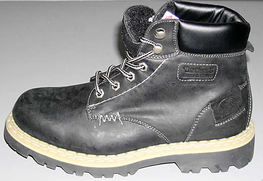 Freizeitschuhe (Wanderstiefel); lt. Antrag: Herrenschuhe (Boots) - siehe Abbildung 
- mit Laufsohlen aus Kunststoff (lt. Antrag); Hauptsohle nicht aus Holz
- mit Oberteil (geschlossenes Blatt) aus Leder (den größten Teil der Außenfläche bildend)
  und Kunststoff (Spinnstoff mit einer mit bloßem Auge wahrnehmbaren Außenschicht aus 
  Kunststoff)
- mit Schnürsenkelverschluss und 2 Paar Hakenösen
- ohne Schutz in der Vorderkappe
- den Knöchel, jedoch nicht die Wade bedeckend
- mit einer Länge der Innensohle von mehr als 24 cm
- für Männer (weiter Schnitt)
- aufgrund des äußeren Erscheinungsbildes (u. a. Hakenösen) nicht für Sportzwecke