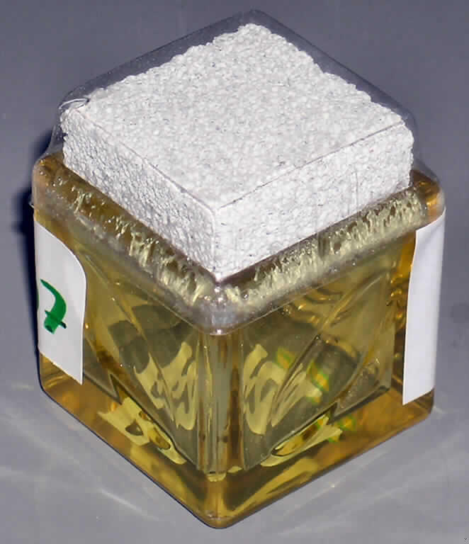 Wetz- oder Polierstein zum Handgebrauch, sog. Feile Cube, Materialnummer 4667907, siehe Foto, 
- aus verschiedenen Stoffen zusammengesetzte Ware, bestehend aus
- - Bimsstein (natürlicher Schleifstoff), hellgrau,
- - - weitergehend bearbeitet als in Kapitel 25 zugelassen,
- - - quadratisch zugeschnitten, mit einer Kantenlänge von ca. 3,2 cm und einer Höhe von 
      ca. 1,5 cm, 
- - - damit zum Handgebrauch geeignet,
- - - zur Verwendung als Feile bei der Körperpflege,
- - Kunststoff in Form einer gelben, würfelförmigen Halterung, in die der Bimsstein so 
    eingesetzt ist, dass er ca. 1 cm herausragt,
- - - mit den Abmessungen von ca. 4 x 4 x 3,5 cm,
- - - unten am Boden mit dem Aufdruck "Fa",
- insbesondere im Hinblick auf die Verwendung bestimmt der Bimsstein den wesentlichen 
  Charakter der aus verschiedenen Stoffen zusammengesetzten Ware.
