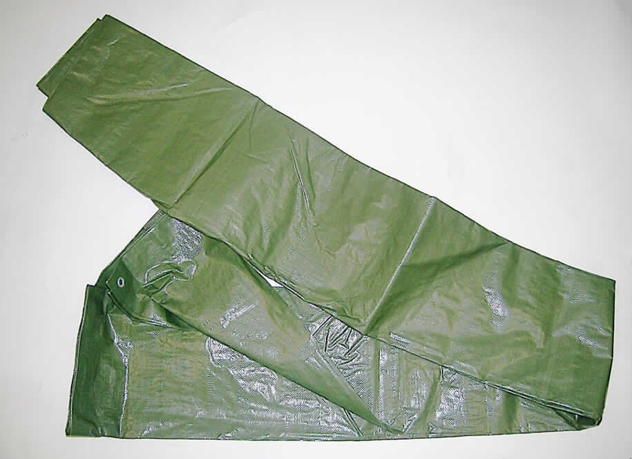 Plane, sog. Abdeckplane, Artikel 204950, siehe Foto,
- flaches Erzeugnis, in den Abmessungen 3 x 5 m,
- aus 0,3 mm dicken, einfarbigen (grün) Geweben aus Streifen aus synthetischer Spinn-
  masse (Polyethylen); mit einer augenscheinlichen Streifenbreite von weniger als 5 mm; 
  ein Überziehen mit Kunststoff ist auf beiden Seiten mit bloßem Auge nicht wahrnehmbar, 
  somit keine Ware des Kapitels 39,
- an den Seitenrändern umgeschlagen und zusammengeklebt (somit konfektioniert), mit 
  Ösen aus unedlem Metall versehen,
- an den Rändern mit Bindfäden verstärkt,
- dient als Allzweckplane zum Schutz gegen Wind und Wetter, Schmutz und Nässe.