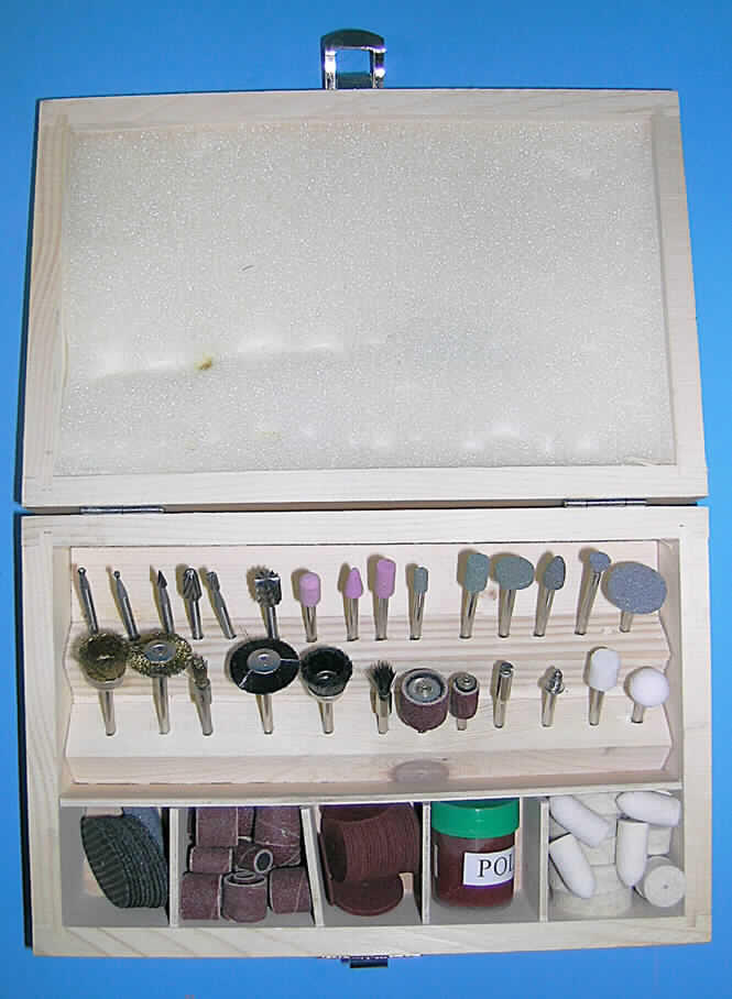 Warenzusammenstellung, bestehend aus u.a. Schleifscheiben, Schleifbändern, Bürsten,
Schaftfräsern, Polierscheiben und Spanndornen (102-teilig);
sog. Schleif-Trenn-Polierset, siehe Photo,
- in Aufmachung für den Einzelverkauf (gemeinsam verpackt in einem Kästchen aus Holz 
  mit Einsteckvorrichtungen und Fächern sowie einer Verkaufsaufmachung aus Pappe), 
- zur Befriedigung eines speziellen Bedarfs (zum Bearbeiten von verschiedensten Materialien
  mit von Hand zu führenden Werkzeugmaschinen), hauptsächlich bestehend aus
- Schleifscheiben in verschiedenartigen Formen (u.a. zylinder-, kegelstumpf-, tellerförmig), 
-- aus agglomerierten künstlichen Schleifstoffen (im Regelfall Aluminiumoxid),
-- mit Kunstharz als Bindemittel agglomeriert; nicht verstärkt,
-- auf einem Schaft aus unedlem Metall mit einer Länge von 3 - 3,5 cm befestigt,
- kreisrunden, dunkelgrauen bzw. rotbraunen Schleifscheiben ohne Unterlage; gelocht,
-- aus augenscheinlich mit Bindemitteln agglomerierten, künstlichen Schleifstoffen,
- rollenförmigen Schleifbändern in zwei Größen,
-- aus Schleifstoffen in Pulver- oder Körnerform, augenscheinlich auf einer Unterlage aus 
   Spinnstoffgeweben,
- kegelstumpf- bzw. tellerförmigen Polierscheiben,
-- aus augenscheinlich Filz, mit Bindemittel verfestigt; keine Schleifstoffe enthaltend,
- 6 Schaftfräsern, auswechselbares Werkzeug zur Verwendung in Werkzeugmaschinen,
-- mit einem arbeitenden Teil aus gesintertem Hartmetall in verschiedenartigen Formen,
- 6 rad- bzw. pinselförmigen Bürsten mit Schaft zur Verwendung in Werkzeugmaschinen,
-- mit einem Einzugsmaterial aus Metalldrähten bzw. aus Monofilen,
- 4 Werkzeughaltern (Spanndorne) aus unedlem Metall für Werkzeugmaschinen,
- einer kleinen Dose mit einem zubereiteten, pastenartigen Poliermittel (Polier-Paste),
- die Schleifscheiben bestimmen nach dem Umfang und der Bedeutung in Bezug auf die
  Verwendung den Charakter der Warenzusammenstellung.