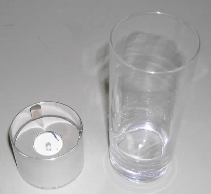Glasware zur Verwendung bei Tisch, sog. Tischleuchte in Form eines Cocktailglases mit 
LED-Beleuchtung (Art.-Nr. 3657), siehe Foto, 
in Form einer aus verschiedenen Bestandteilen zusammengesetzten Ware, bestehend aus 
- einem Trinkglas ohne Stiel,
- - aus augenscheinlich gewöhnlichem, mechanisch gefertigtem (mechanische Glasent- 
    nahme) Glas, 
- - mit einem abgerundeten oberen Rand, 
- - nicht geschliffen, bedruckt, mattiert oder anders bearbeitet, 
- - mit einer Höhe von ca. 15 cm und einem oberen Durchmesser von ca. 6,4 cm, 
- einem anderen als in Unterposition 9405 1021 bis 9405 4010 erfasster elektrischer Be- 
  leuchtungskörper, 
- - aus Kunststoffen, 
- - von der mit Leuchtdioden (blau) verwendeten Art, 
- - batteriebetrieben (AAA), mit An/Aus-Schalter,  
- der elektrische Beleuchtungskörper ist als Sockel gearbeitet, das Trinkglas kann mittels 
  drei Klemmen aus unedlem Metall fest eingestellt werden und eine sich im Sockel 
  befindende blaue LED-Diode beleuchtet das Glas (gfs. mit Getränk) im angeschalteten 
  Zustand (Gesamthöhe von ca. 17,8 cm), 
- die Glasware bestimmt im Hinblick auf den Umfang und die Bedeutung in Hinblick auf die 
  Verwendung als Trinkglas gegenüber der LED-Leuchte den wesentlichen Charakter der 
  Ware.