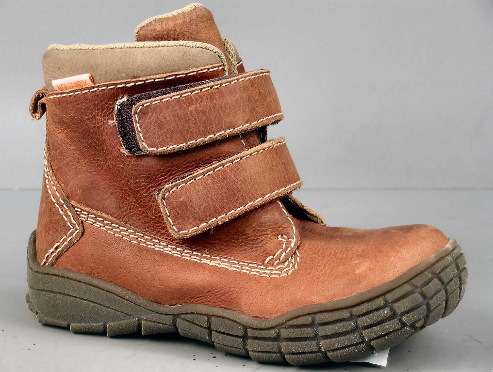 Freizeitstiefel für Kinder, siehe Foto, 
- mit Laufsohlen aus (lt. Antrag) Kunststoff; ohne Hauptsohle aus Holz,
- mit Oberteil (geschlossenes Blatt) aus Leder,
- mit zwei Klettverschlüssen,
- ohne Schutz in der Vorderkappe,
- den Knöchel, jedoch nicht die Wade bedeckend (nicht über die dickste Stelle der Wade
  hinausreichend),
- mit einer Länge der Innensohle von weniger als 24 cm,
- nach der Gesamtkonzeption und Ausstattung nicht für Sportzwecke.
