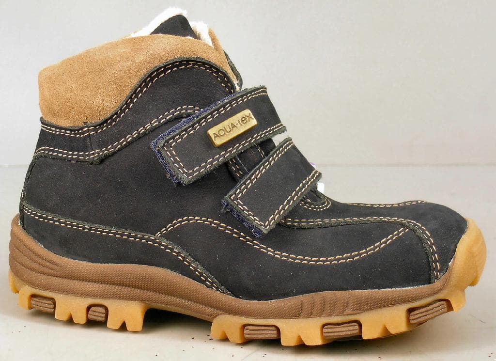Freizeitstiefel für Kinder, siehe Foto, 
- mit Laufsohlen aus (lt. Antrag) Kunststoff; ohne Hauptsohle aus Holz,
- mit Oberteil (geschlossenes Blatt) aus Leder,
- mit zwei Klettverschlüssen,
- ohne Schutz in der Vorderkappe,
- den Knöchel, jedoch nicht die Wade bedeckend (nicht über die dickste Stelle der Wade
  hinausreichend),
- mit einer Länge der Innensohle von weniger als 24 cm,
- nach der Gesamtkonzeption und Ausstattung nicht für Sportzwecke.