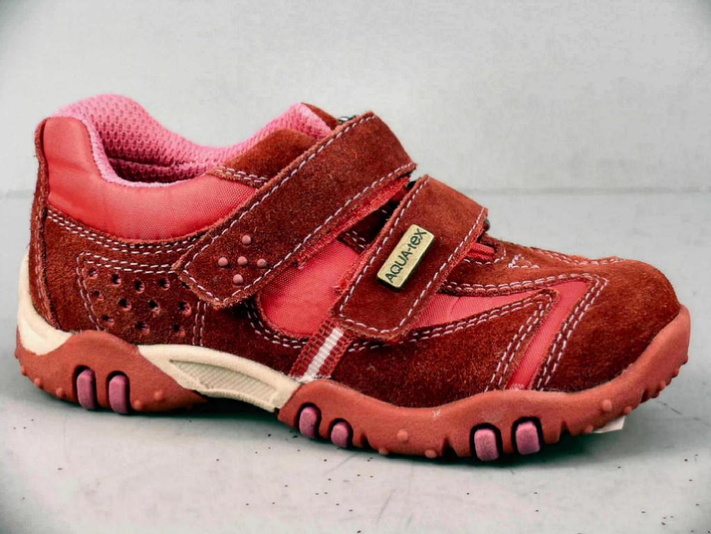 Freizeitschuhe für Kinder, siehe Foto, 
- mit Laufsohlen aus (lt. Antrag) Kunststoff; Hauptsohle nicht aus Holz,
- mit Oberteil (geschlossenes Blatt) aus Leder (den größten Teil der Außenfläche bildend)
  und Spinnstoff,
- mit 2 Klettverschlüssen ausgestattet,
- ohne Schutz in der Vorderkappe, 
- den Knöchel nicht bedeckend, 
- mit einer Länge der Innensohle von weniger als 24 cm,
- nach der Gesamtkonzeption (u.a. dicke, abstehende Metallösen am Klettverschlussband 
  und abstehende Metallschilder) nicht für Sportzwecke.