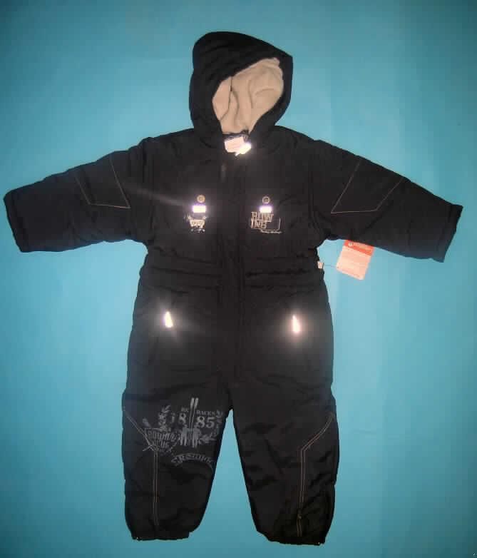 Skioverall für Kinder, sog. Skianzug (Artikel 43611), Größe 98, siehe Foto,
- aus 0,5 mm dicken, einfarbigen Geweben aus laut Antrag 100% synthetischen
  Chemiefasern; die Gewebe sollen laut Antrag mit Kunststoff beschichtet sein, ein
  Bestreichen mit Kunststoff ist mit bloßem Auge jedoch nicht wahrnehmbar (somit
  nicht aus Meterware der Position 5903, damit keine Kleidung der Position 6210),
- einteilig, den ganzen Körper mit Ausnahme von Gesicht, Händen und Füßen bedeckend,
- mit einer Kapuze,
- vorn mit einer bis zum Schritt reichenden Öffnung mit Reißverschluss, verdeckt von einer
  Klettverschlusspatte von links auf rechts,
- mit langen Ärmeln, an den Ärmelenden mit eingenähten Bündchen aus gerippten Gewirken,
- durchgehend wattiert gefüttert, zusätzlich mit einem Futter aus gerauten Gewirken,
- an den Beinabschlüssen elastisch verengt, mit einem 11,5 cm hoch reichenden
  Reißverschluss und einem erweiternden Einsatz,
- nach allgemeinem Aussehen und Beschaffenheit erkennbar dazu bestimmt, hauptsächlich
  beim Skisport getragen zu werden.