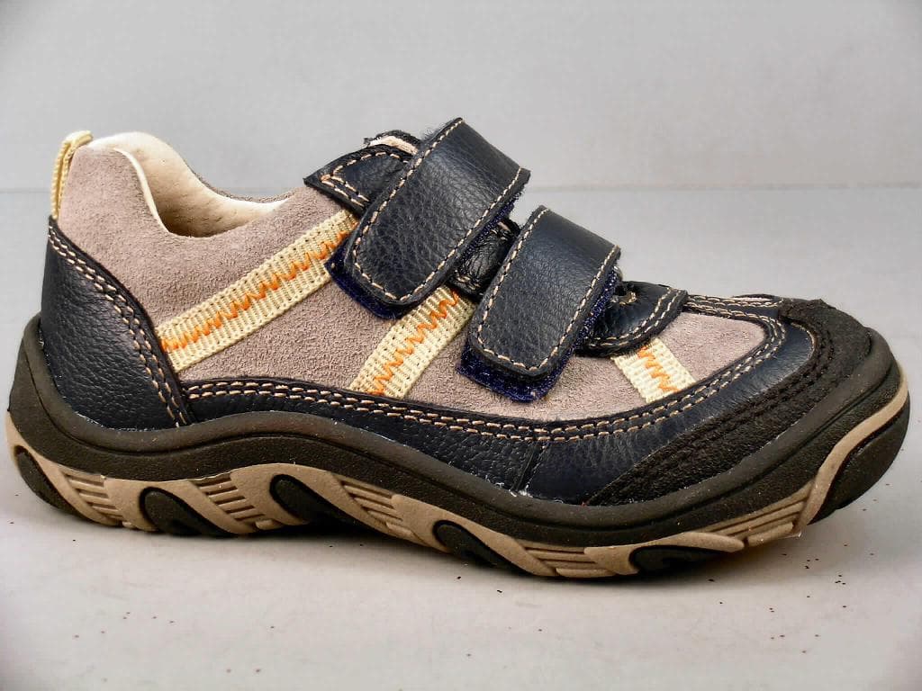 Freizeitschuhe für Kinder, siehe Foto, 
- mit Laufsohlen aus (lt. Antrag) Kunststoff; Hauptsohle nicht aus Holz,
- mit Oberteil (geschlossenes Blatt) aus Leder (den größten Teil der Außenfläche bildend)
  und Kautschuk,
- mit 2 Klettverschlüssen ausgestattet,
- ohne Schutz in der Vorderkappe, 
- den Knöchel nicht bedeckend, 
- mit einer Länge der Innensohle von weniger als 24 cm,
- nach der Gesamtkonzeption (u.a. dicke, abstehende Metallösen am Klettverschlussband 
  und aufgenähte Zierbänder) nicht für Sportzwecke.