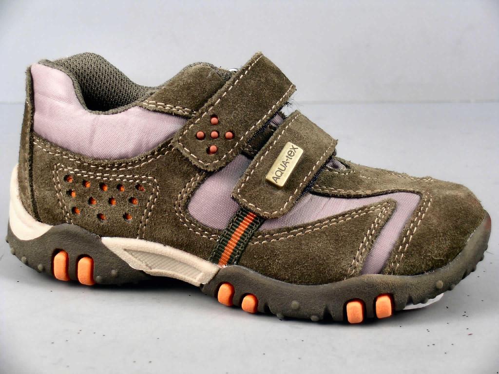 Freizeitschuhe für Kinder, siehe Foto, 
- mit Laufsohlen aus (lt. Antrag) Kunststoff; Hauptsohle nicht aus Holz,
- mit Oberteil (geschlossenes Blatt) aus Leder (den größten Teil der Außenfläche bildend)
  und Spinnstoff,
- mit 2 Klettverschlüssen ausgestattet,
- ohne Schutz in der Vorderkappe, 
- den Knöchel nicht bedeckend, 
- mit einer Länge der Innensohle von weniger als 24 cm,
- nach der Gesamtkonzeption (u.a. dicke, abstehende Metallösen am Klettverschlussband 
  und abstehende Metallschilder) nicht für Sportzwecke.