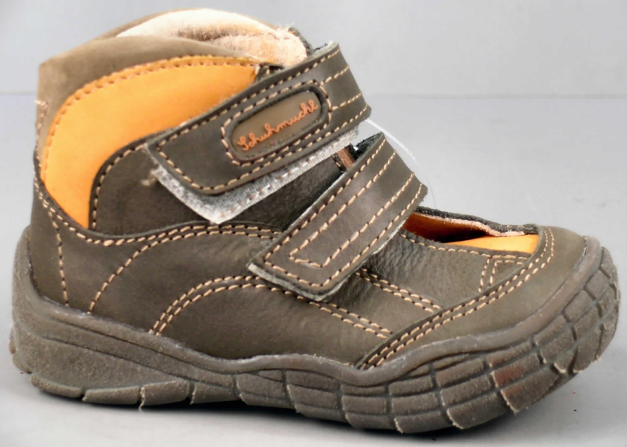 Freizeitstiefel für Kinder, siehe Foto, 
- mit Laufsohlen aus (lt. Antrag) Kunststoff; ohne Hauptsohle aus Holz,
- mit Oberteil (geschlossenes Blatt) aus Leder,
- mit zwei Klettverschlüssen,
- ohne Schutz in der Vorderkappe,
- den Knöchel, jedoch nicht die Wade bedeckend (nicht über die dickste Stelle der Wade
  hinausreichend),
- mit einer Länge der Innensohle von weniger als 24 cm,
- nach der Gesamtkonzeption und Ausstattung nicht für Sportzwecke.