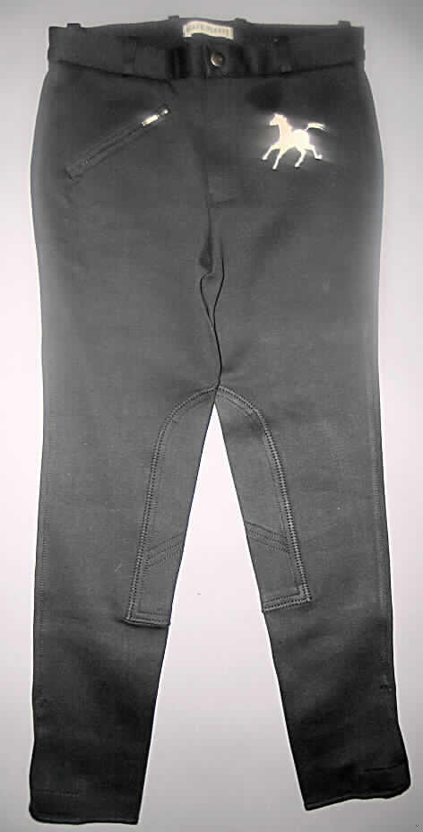 Lange Hose für Knaben, Größe 146, siehe beigefügtes Foto,
- aus 1,1 mm dicken, einfarbigen Gewirken aus lt. Antrag 95% Baumwolle und 5% Spandex
  (Elastomergarn, synthetische Chemiefasern), 
- in der Taille abschließend, mit einem ca. 3 cm breiten Taillenbund mit Gürtelschlaufen,
- vorn mit einer Öffnung mit Reißverschluss und einer von links auf rechts überlappenden 
  Patte mit Hakenverschluss im Taillenbund (Knabenkleidung),
- vorn mit einer eingesetzten Tasche mit Reißverschluss,
- vorne unterhalb des Taillenbundes mit einem stilisierten Pferd bestickt,
- mit knöchellangen Hosenbeinen; an den Innenseiten im Kniebereich durch aufgesetzte Zuschnitte
  zweilagig gearbeitet,
- an den Beinabschlüssen mit einer ca. 12 hoch reichenden Öffnung mit Klettverschluss,
- am unteren Rand durch schmale Gewirkestreifen eingefasst.