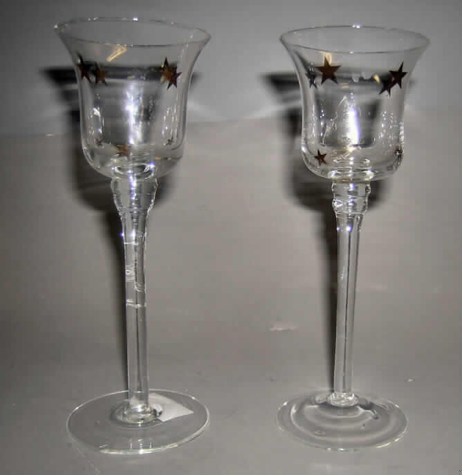 Glasware zur Verwendung bei Tisch, Trinkglas, sog. "Teelichthalter", Art.-Nr.: 77918, 2er Pack, verpackt in einem Pappkarton, siehe Foto,
- Trinkglas mit Stiel,
- augenscheinlich aus gewöhnlichem Glas und mechanisch gefertigt (mechanische 
  Glasentnahme), 
- mit einem abgerundeten oberen Rand,
- außen mit goldenen Sternen verziert,
- mit einer Höhe von ca. 21 cm und einem oberen Durchmesser von ca. 7,5 cm,
- zwei Stück verpackt in einer handelsüblichen Verkaufsumschließung,
- kein Weihnachtsfestartikel, da die Ware einen Gebrauchswert hat und auch keinen Bezug 
  zum Weihnachtsfest aufweist,
- kein nichtelektrischer Beleuchtungskörper, weil es sich um ein Trinkglas handelt und die 
  Ware keinem herkömmlichen Beleuchtungskörper entspricht.