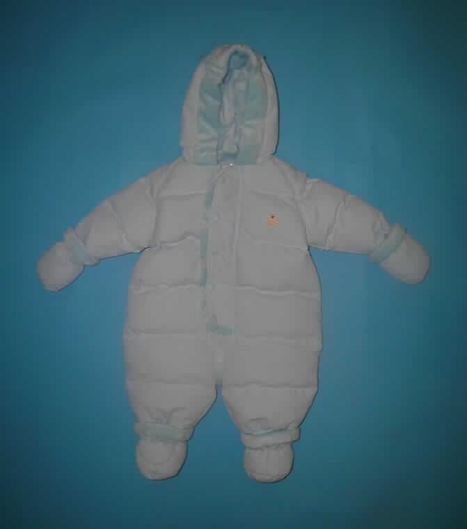 Warenzusammenstellung bestehend aus einer Kleidung (Overall), Handschuhen (Bekleidungszubehör) 
sowie Fußwärmern (anderes Bekleidungszubehör) für Kleinkinder, sog. Kinderschneeanzug, Artikel 24198, 
laut ergänzenden Antragsangaben in Kleinkindergröße kleiner als Größe 86, siehe Fotos
- die Handschuhe und Fußwärmer können durch Druckknöpfe mit den Ärmel- bzw. Beinabschlüssen 
  verbunden werden, aber auch separat getragen werden.
- Overall:
-- aus einem zweilagigen, durch Steppen abgeteilten Verbunderzeugnis der Position 5811, 
   mit einer Außenlage aus einem 0,2 mm dicken, einfarbigen Gewebe aus laut Antrag
   100 % Polyester (synthetische Chemiefasern) und einer Innenlage aus Wattierungsstoff,
-- durchgehend gefüttert,
-- den ganzen Körper mit Ausnahme von Gesicht, Händen und Füßen bedeckend; mit Kapuze 
   mit Besätzen aus Plüschgewirken,
-- vorn mit einer durchgehenden Öffnung mit Reißverschluss und Patte mit Druckknopfverschluss 
   von links auf rechts,
-- mit langen, an den Enden elastisch verengten Ärmeln, 
-- auf der linken Brusthöhe mit einem aufgestickten Motiv,
-- mit langen, bis zu den Knöcheln reichenden, elastisch verengten Hosenbeinen,
- Handschuh:
-- als Fäustling ohne ausgearbeiteten Daumen gearbeitet,
-- aus 0,2 mm dicken, einfarbigen Geweben aus laut Antrag 100 % Polyester; gefüttert,
-- mit einer Handbreite von etwa 9 cm und einer Handlänge ohne Rand von etwa 9 cm,
-- im Bereich des Handgelenks mit einem eingenähten, elastischen Band verengt, sowie mit 
   zwei Druckknöpfen ausgestattet
-- an der Öffnung mit Besatz aus Plüschgewirken,
- Fußwärmer (anderes Bekleidungszubehör): 
-- aus 0,2 mm dicken, einfarbigen Geweben aus laut Antrag 100 % Polyester; gefüttert,
-- mit einer Höhe von etwa 9 cm, einer Breite von etwa 8 cm und einer Länge von etwa 10 cm,
-- im Bereich des Knöchels mit einem eingenähten, elastischen Band verengt, sowie mit 
   zwei Druckknöpfen ausgestattet
-- an der Öffnung mit Besatz aus Plüschgewirken,
-- in der Form eines Säckchens gearbeitet, u.a. aufgrund der Form und des Aussehens kein
   Schuh des Kapitels 64,
- stellt sich aufgrund der Abmessungen als Kleidung und Bekleidungszubehör für Kleinkinder dar,
- insbesondere im Hinblick auf den Umfang und den Wert bestimmt die Kleidung den Charakter der 
  Warenzusammenstellung.
