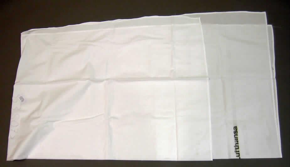 Bettwäsche, sog. Betttuch,
- rechteckig; laut Antrag in den Abmessungen von 130 cm x 230 cm,
- aus 0,4 mm dicken, maschinell mit einem Firmenschriftzug und Firmenlogo bedruckten,
  nicht auf Handwebstühlen hergestellten Geweben aus laut Antrag 100% Baumwolle,
- soll als Bettlaken für Flugpersonal verwendet werden,
- an den Rändern durch Umschlagen und Festnähen gesäumt (somit konfektioniert),
- wird üblicherweise regelmäßig gewaschen und kennzeichnet sich nach Verwendungszweck
  und Materialbeschaffenheit als Bettwäsche.