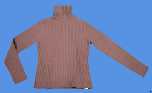 Pullover, sog. Rollkragenpullover für Frauen oder Mädchen, Art. 689, Größe 38, 
siehe Foto,
- aus 1,3 mm dicken, einfarbigen gerippten Gewirken aus lt. Antrag 55 % Seide und 
  45 % Kaschmir (feine Tierhaare); aufgrund der Gewirkedicke kein leichtes Kleidungs-
  stück und somit u.a. kein Unterziehpulli,
- über die Taille reichend (Rückenlänge: 60 cm),
- mit einem pullovertypischen Rollkragen (u.a. somit kein Kleidungsstück der Pos.
  6109),
- ohne Merkmale, die auf einen bestimmten Trägerkreis (Männer oder Frauen) hinweisen
  (unisex),
- mit langen Ärmeln,
- am unteren Rand abgepaßt gewirkt.