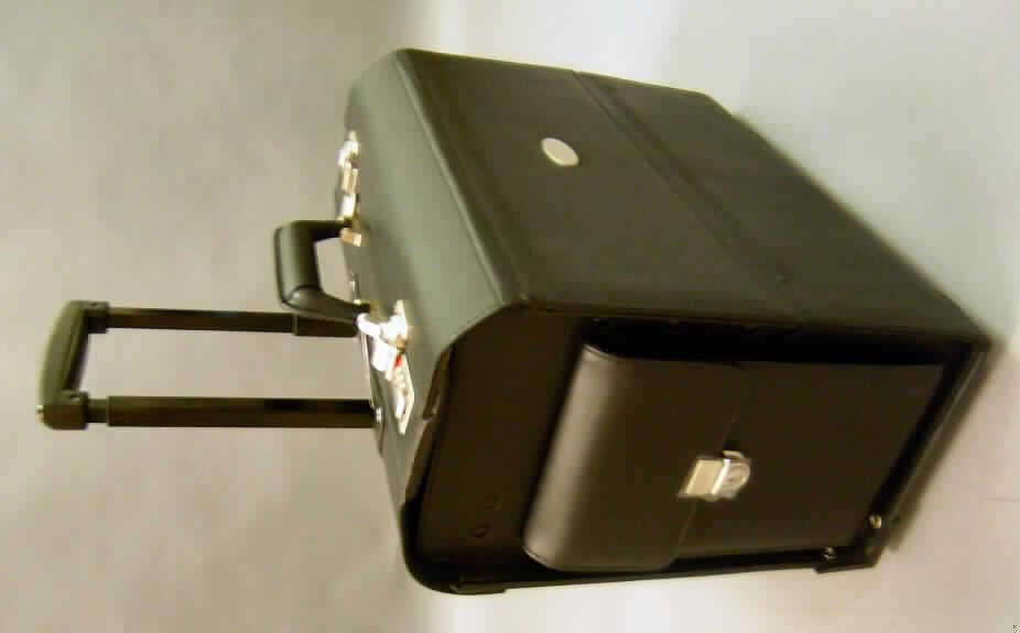 Aktenkofferähnliches Behältnis, sog. "DataCart/Should.strap&BlackBox,
Art.-Nr.: N9588K-V6", siehe Foto, 
aus verschiedenen Bestandteilen zusammengesetzte Ware, bestehend aus
- einem aktenkofferähnlichen Behältnis,
-- mit einer Außenseite aus geprägter Kunststofffolie (Koskin),
-- unten mit zwei Eckbeschlägen aus Kunststoff,
-- mit einem auf der Rückseite angebrachten Trolleysystem mit einem ausziehbaren Griff 
   zum Ziehen des Koffers auf zwei Rollen,
-- mit einer abnehmbaren, auf der Rückseite mit Klettverschluss angebrachten
   Dokumententasche,
-- am Bodenteil mit zwei Standfüßen und zwei Rollen aus Kunststoff,
-- mit einem Handtragegriff aus Kunststoff auf dem Deckel,
-- mit zwei seitlichen Einstecktaschen,
-- am unteren Ende einer Seitentasche mit einer Buchse zum Anschluss an das Stromnetz 
   mit dem beiliegenden Netzkabel,
-- mit zwei Schnappverschlüssen,
-- Vorderseite zur Hälfte abklappbar zum Aufsetzen eines Druckers,
-- innen mit einer Bodenplatte aus Schaumkunststoff,
-- innen ist mittels Klettstreifen ein weiteres Dokumentenfach für Zubehör angebracht,
-- dient der Aufnahme eines Notebooks und eines Druckers sowie von Zubehör,
-- mit einer Größe von ca. 43 x 22 x 38 cm,
-- augenscheinlich nicht handgearbeitet,
- vier isolierten, elektrischen Adapterkabeln,
-- an der Innenseite der Buchse zum Stromanschluss angebracht,
-- mittels der Anschlussstücke zum Anschluss an elektrische Geräte bestimmt,
- das aktenkofferähnliche Behältnis bestimmt im Hinblick auf den Umfang und seiner
  Bedeutung in Bezug auf die Verwendung den Charakter der zusammengesetzten Ware.