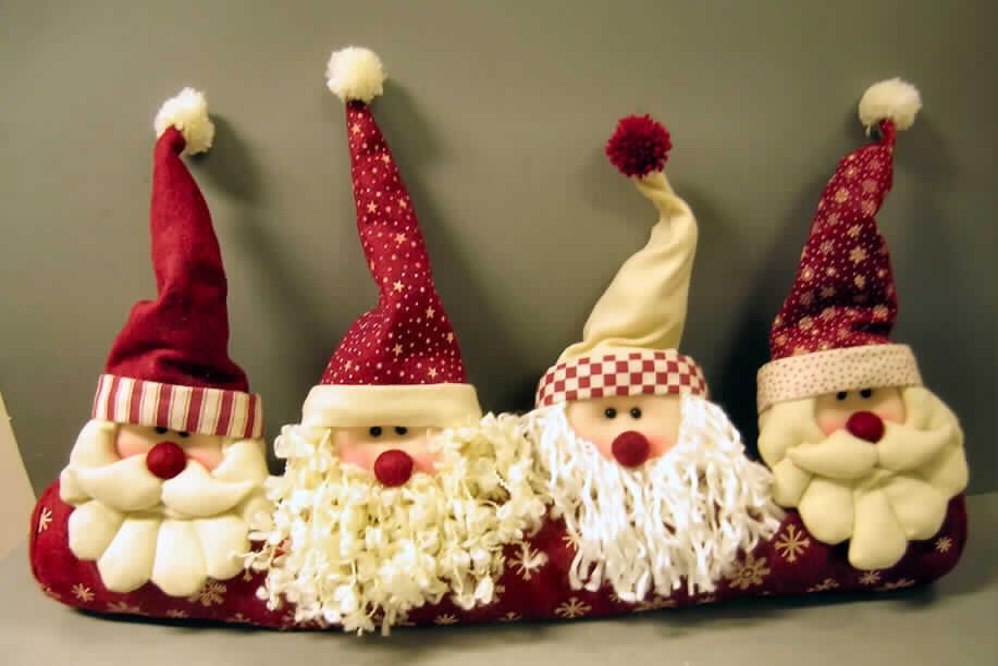 Andere Ware zur Innenausstattung, sog. Zugluftstopper "Nikolaus", Art.-Nr. 881326,
- in Form von vier stilisierten Weihnachtsmännerköpfen, die auf einer Rolle festgenäht sind,
- ca. 75 cm breit und 45 cm hoch; mit Füllmaterial ausgestopft,
- durch Zusammennähen konfektioniert,
- mit einer Rolle aus Filz, 
- mit Weihnachtsmännerköpfen:
-- mit Gesichtern aus Gewirken, Augen aus Kunststoff und Nasen aus Filz,
-- mit zwei Bärten aus Gewirken und zwei Bärten aus Garnen,
-- mit drei Mützen aus Filz und einer Mütze aus Gewirken; mit Pompons an den Mützen,
- alle Flächenerzeugnisse aus lt. Antrag 100% Polyester (synthetische Chemiefasern),
- nach dem Umfang und Gesamteindruck verleiht der Filz der Ware ihren wesentlichen Charakter,
- wird zum Verhindern von Zugluft vor die Tür oder das Fenster gelegt; aufgrund des eigenen 
  Verwendungszwecks als Zugluftstopper kein Weihnachtsartikel der Position 9505,
- kein Nachbildung eines Menschen darstellend, somit auch keine Puppe der Position 9502,
- aufgrund der eindeutig raumbezogenen Funktion (Türvorleger) und der dekorativen Wirkung
  kennzeichnet sich die Ware als Ware zur Innenausstattung.