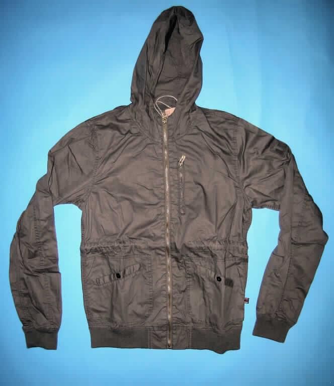 Blouson, sog. Windjackenähnliches Kleidungsstück, Größe 48/M, siehe Foto,
- aus 0,5 mm dicken, einfarbigen Geweben aus laut Antrag 100% Baumwolle,
- über den Schritt reichend (Rückenlänge: 72 cm),
- mit einer Kapuze, 
- vorn mit einer durchgehenden Öffnung mit Reißverschluss; ohne Überlappung, ohne
  Merkmale, die auf einen bestimmten Trägerkreis hinweisen (unisex),
- mit langen Ärmeln, die über den unteren Rand des Kleidungsstücks hinausreichen;
  mit angesetzten, verengenden, gerippt gewirkten Bündchen,
- vorn mit einer eingesetzten Brusttasche mit Reißverschluss und zwei aufgesetzten
  Taschen mit Knopfverschluss unterhalb der Taille,
- am unteren Rand mit einem verengenden, teilweise angesetzten Bund aus gerippten
  Gewirken (u.a. somit keine Kleidung der Position 6206),
- erfüllt aufgrund des Schnitts und der Ausstattung die Voraussetzungen zur
  Einreihung als Blouson (somit keine Jacke der Position 6204).