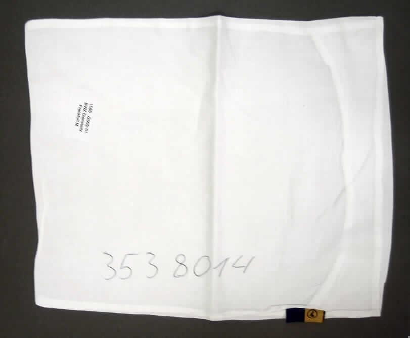 Bettwäsche (Kopfkissenbezug),
- rechteckig; laut Antrag in den Abmessungen von 40 cm x 30 cm,
- aus 0,5 mm dicken, einfarbigen, nicht auf Handwebstühlen hergestellten Geweben aus
  laut Antrag 100% Baumwolle,
- durch Zusammennähen konfektioniert,
- an einer Seite mit einer Öffnung zum Einstecken einer Kissenfüllung; eine Lage ist ca.
  8 cm nach innen eingeschlagen,
- wird üblicherweise regelmäßig gewaschen und kennzeichnet sich nach Verwendungszweck
  und Materialbeschaffenheit als Bettwäsche.