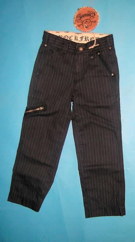Lange Hose für Knaben, Modell 806, Größe 110/116, siehe Foto,
- aus 0,6 mm dicken, buntgewebten Geweben aus laut Antrag 95% Baumwolle und
  5% Polyester (synthetische Chemiefasern); nicht aus Denim,
- in der Taille abschließend; mit einem angesetzten Taillenbund mit Gürtelschlaufen, 
- vorn mit einer Öffnung mit Reißverschluss, verdeckt von einer Patte mit Überlappung
  von links über rechts und einem Knopfverschluss im Taillenbund von links über rechts
  (Knabenkleidung),
- mit zwei eingesetzten Taschen auf der Vorderseite; einer eingesetzten und einer
  aufgesetzten Gesäßtasche sowie einer weiteren eingesetzte Tasche am rechten
  Hosenbein,
- mit knöchellangen Hosenbeinen,
- an den Beinabschlüssen gesäumt,
- mit einem durch eine Kordel mit der Hose verbundenen Etikett.