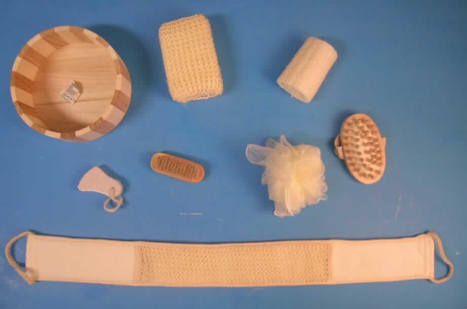 Siebenteilige Warenzusammenstellung, bestehend aus Wäsche zur Körperpflege
(Massageband, Netzschwamm und Sisalschwamm), einer Massagerolle aus Luffa, einem
Bimsstein (Hornhautfeile), einer Massagevorrichtung (Massagebürste) und einer Bürste
(Nagelbürste), sog. Wellness-Set/ Reise-Set zur Körperpflege (Art.No. 50981),
- verpackt in einer Schale aus Holz (Durchmesser etwa 20 cm und Höhe 7 cm) in einem
  Pappkarton für den Einzelverkauf aufgemacht (übliche Verpackung im Sinne der AV 5b)),
- zur Befriedigung eines speziellen Bedarfs (Körperpflege) zusammengestellt,
- Wäsche zur Körperpflege (Massageband):
  rechteckig, mit den Abmessungen von etwa 74 cm x 8 cm; charakterbestimmend aus 
  einem dreilagigen, auf der gesamten Fläche miteinander verklebten Flächenerzeugnis mit 
  Außenlagen aus Schlingengewirken (Frottierware) aus Chemiefasern und einer Zwischenlage 
  aus Schaumkunststoff; auf einer Außenseite mit einem etwa 35 cm großen, aufgenähten
  Gewirkeband aus Sisal ausgestattet; an den Längsseiten mit Gewebebändern eingefasst
  und an den Schmalseiten gesäumt (konfektioniert) sowie mit Halteschlaufen aus Kordeln
  versehen; wird üblicherweise regelmäßig gewaschen,
- Wäsche zur Körperpflege (Netzschwamm):
   aus einem schlauchartigen Flächenerzeugnis aus zwei Lagen parallel gelegter Monofile
   (Garne) aus Chemiefasern, die im rechten Winkel übereinander liegen und an den
   Berührungspunkten miteinander verklebt sind; derartige Erzeugnisse sind den Geweben
   der Kapitel 50 bis 55 gleichgestellt (somit keine Ware des Kapitels 39) gefaltet, in der
   Mitte kugelförmig zusammengebunden und mit einer Schlaufe ausgestattet; wird
   üblicherweise regelmäßig gewaschen,
- Wäsche zur Körperpflege (Sisalschwamm):
  rechteckig, mit den  Abmessungen von etwa 15 cm x 9,5 cm x 5,5 cm; aus abgepasst
  gestrickten Gestricken aus Sisalfasern (pflanzlicher Spinnstoff der Position 5305); mit
  einem Kern aus Sisalfasern; mit einer Halteschlaufe; wird üblicherweise regelmäßig
  gewaschen,
- Massagerolle aus Luffa (pflanzliches Erzeugnis):
  pflanzliches Erzeugnis, anderweit weder genannt noch inbegriffen; ca. 10,5 cm langes,
  annähernd zylindrisch geformtes Gefäßbündelnetz aus Luffa mit einem Durchmesser von
  ca. 6 cm; lediglich getrocknet und auf Länge geschnitten, nicht weiterbearbeitet (somit
  keine Ware der Position 4602); wird üblicherweise zur Körpermassage verwendet,
- Bimsstein (Hornhautfeile):
  poröser, hellgrauer Kunststein in Form eines Fußes, mit den Abmessungen von etwa
  7,5 cm x 5 cm x 1,6 cm; mit einer Kordel versehen und mit einer Kunststofffolie verpackt
  (übliche Verpackung); dient der Hornhautentfernung,
- Massagevorrichtung (Massagebürste):
  oval; mit den Abmessungen von etwa 13 cm x  bis zu 7,5 cm x 4 cm; mit einer
  Fassung aus Holz, mit einer flexiblen Kunststoffplatte mit Löchern, in die ca. 0,8 cm dicke
  Holznoppen eingesteckt sind; auf der Oberseite mit einem 2,5 cm breiten Band aus
  Spinnstoffgeweben zum Einschieben der Hand; das Massagegerät dient der manuellen
  Massage der Haut, um die Durchblutung anzuregen,
- Bürste (Nagelbürste):
  mit den Abmessungen von 10 cm (Länge) und 3,5 cm (Breite); aus Holz; mit eingelassenen
  Borstenbüscheln, die beidseitig bis zu 1,5 cm heraus reichen,
- nach dem Umfang bestimmen die drei Wäschestücke zur Körperpflege (Position 6302) 
  den Charakter der Warenzusammenstellung; Innerhalb der Position 6302 sind das
  Massageband und der Netzschwamm hinsichtlich des Umfangs als charakterbestimmend
  anzusehen.