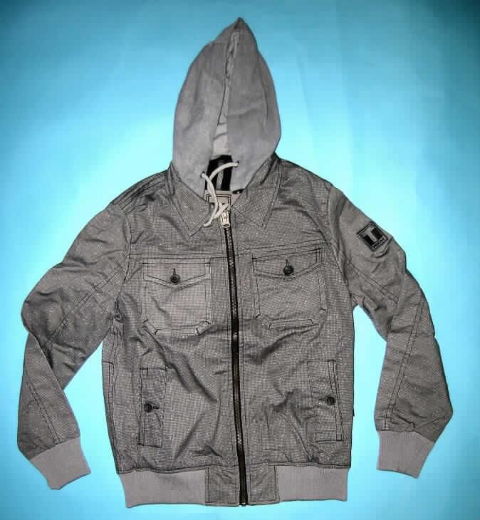 Blouson, sog. Parkaähnliches Kleidungsstück, Größe 48/M, siehe Foto,
- aus 0,8 mm dicken, buntbedruckten Geweben aus laut Antrag 100% Baumwolle,
- über den Schritt reichend (Rückenlänge: 71 cm), u.a. aufgrund der geringen Länge kein
  Parka der Unterposition 6202 12,
- mit einer angesetzten, gefütterten Kapuze aus Schlingengewirken,
- mit einem Umlegekragen, 
- vorn mit einer durchgehenden Öffnung mit Reißverschluss; ohne Überlappung, ohne
  Merkmale, die auf einen bestimmten Trägerkreis hinweisen (unisex),
- mit langen Ärmeln, die über den unteren Rand des Kleidungsstücks hinausreichen;
  mit angesetzten, verengenden, gerippt gewirkten Bündchen,
- vorn mit aufgesetzten Brusttaschen und zwei eingesetzten Taschen unterhalb der Taille;
  alle Taschen mit Knopfverschluss,
- durchgehend gefüttert,
- am unteren Rand mit einem verengenden, teilweise angesetzten Bund aus gerippten
  Gewirken (u.a. somit keine Kleidung der Position 6206),
- erfüllt aufgrund des Schnitts und der Ausstattung die Voraussetzungen zur
  Einreihung als Blouson (somit keine Jacke der Position 6204).