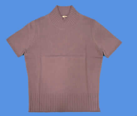 Pulloverähnliches Kleidungsstück, sog. Pullover für Frauen oder Mädchen, Art. 688,
Größe 38, siehe Foto,
- aus 1,2 mm dicken, einfarbigen Gewirken aus lt. Antrag 55 % Seide und 45 % Kaschmir
  (feine Tierhaare),
- über die Taille reichend (Rückenlänge: 59 cm),
- mit einem pullovertypischen, hohen Kragen (u.a. somit kein Kleidungsstück der Pos.
  6109),
- ohne Merkmale, die auf einen bestimmten Trägerkreis (Männer oder Frauen) hinweisen
  (unisex),
- mit kurzen Ärmeln,
- am unteren Rand mit einem gerippten, abgepaßt gewirkten, nicht verengenden Bund.