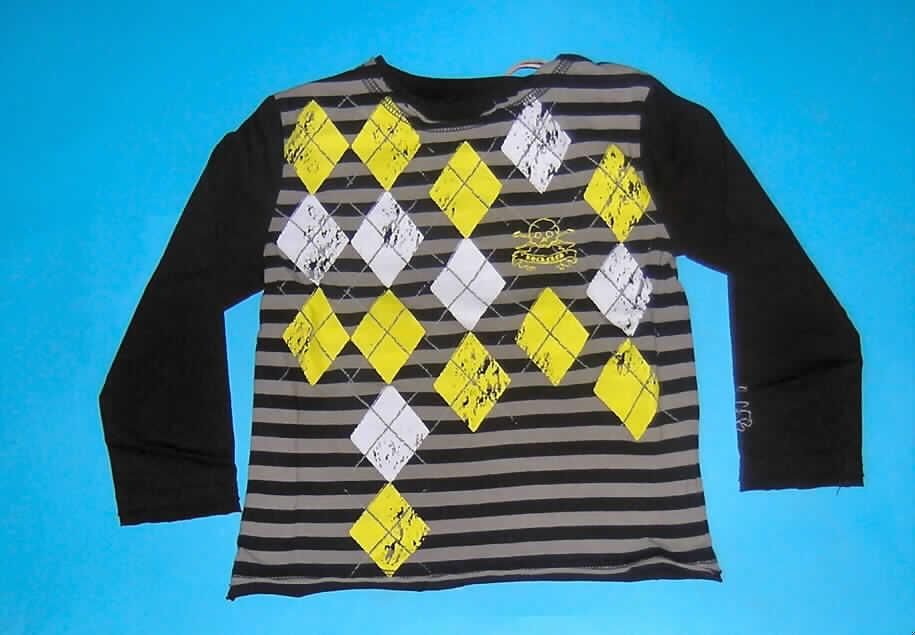 T-Shirt, Modell 315, Größe 86/92, siehe Fotos,
- aufgrund der Konfektionsgröße keine Kleinkinderkleidung der Position 6111,
- aus 0,6 mm dicken, leichten, einfarbigen und buntgewirkten (gestreift)
  Gewirken aus laut Antrag 100% Baumwolle; vorn und hinten bedruckt,
- über die Taille reichend (Rückenlänge: 37 cm),
- mit einem runden Halsausschnitt,
- ohne Öffnung und ohne Verschluss, 
- mit langen, eng anliegenden Ärmeln,
- am unteren Rand gesäumt,
- mit einem durch eine Kordel mit dem T-Shirt verbunden Etikett.