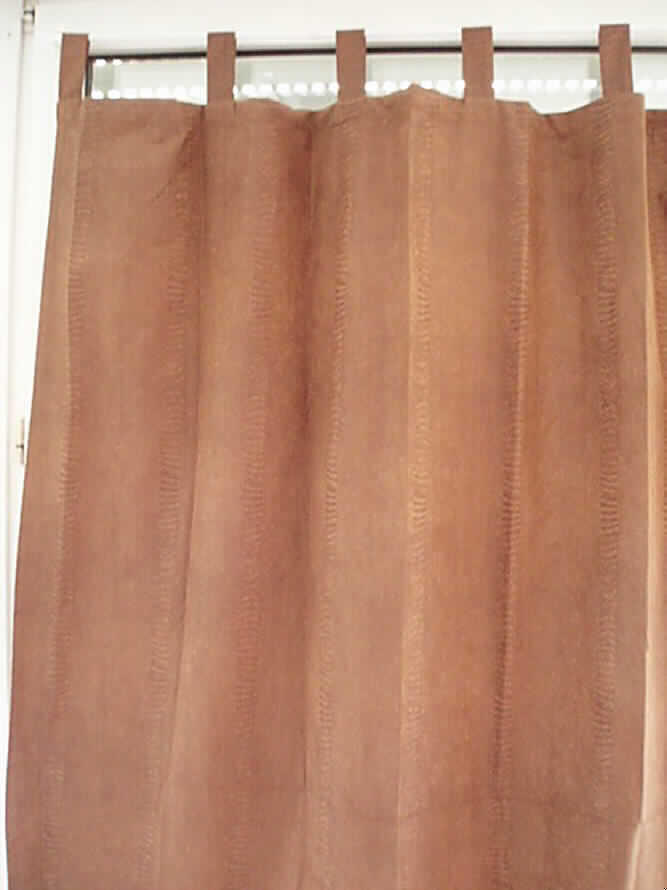 Vorhang, sog. Schlaufengardine, siehe Abbildung;
- aus 0,4 mm dicken, bedruckten (Prägedruck / Lederimitation), nicht durchscheinenden
  Geweben aus lt. Antrag 100 % Polyester (synthetische Chemiefasern); aufgrund des 
  Materials (dichtes, nicht durchscheinendes Gewebe) keine Gardine der Codenummer 
  6303 9290 10 0,
- am oberen Rand mit 6 angenähten Schlaufen, durch die eine Gardinenstange 
  geschoben werden kann,
- in den Abmessungen: 140 cm breit und 150 cm hoch (ohne Schlaufen),
- an allen Rändern durch Umschlagen und Festnähen gesäumt (konfektioniert).