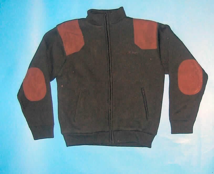 Blouson, sog. Strickjacke oliv, Artikel 116689, Größe L, siehe Foto,
- aus ca. 2 mm dicken, einfarbigen (grün), gerippten Gewirken aus laut Antrag
  100% Polyacryl (synthetische Chemiefasern),
- im Vorder- und Rückenteil mit beidseitig gerauten Gewirken aus laut Antrag
  100% Polyester (synthetische Chemiefasern) gefüttert, 
- über die Taille reichend (Rückenlänge: 70 cm),
- mit einem Stehkragen,
- vorn mit einer durchgehenden Öffnung mit einem bis in die Kragenspitzen
  reichenden Reißverschluss,
- ohne Merkmale, die auf einen bestimmten Trägerkreis hinweisen (unisex),
- mit langen Ärmeln, die über den unteren Rand des Kleidungsstücks hinausreichen;
  mit verengenden Abschlüssen,
- an den Schultern und an den Ellenbogen mit aufgesetzten Zuschnitten aus Geweben,
- unterhalb der Taille mit zwei eingesetzten Taschen,
- am unteren Rand verengt,
- erfüllt aufgrund des Schnitts und der Ausstattung die Voraussetzungen zur Einreihung
  als Blouson (u.a. somit keine Strickjacke der Position 6110).