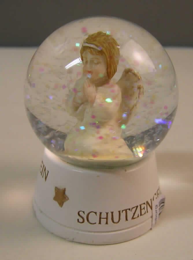 Glasware zur Innenausstattung, sog. Schneekugel, 
zusammengesetzte Ware, bestehend aus 
- einer Kugel aus augenscheinlich gewöhnlichem, mechanisch gefertigtem Glas, 
- - mit einem Durchmesser von 4,6 cm, 
- - im Inneren mit einer klarsichtigen Flüssigkeit mit glitzernden Kunststoffpartikeln befüllt, 
    sowie mit einer stilisierten, knienden, betenden Schutzengelfigur ausgestattet, 
- einem Sockel aus Kunststoffen (lt. Antragsangaben Steinharz) mit einer Höhe von ca. 2 
  cm, 
- die Glaskugel bestimmt nach dem Umfang und aufgrund ihrer Bedeutung in Bezug auf die 
  Verwendung den Charakter der Ware, 
- kein Weihnachtsfestartikel der Position 9505, da der Engel in der Kugel einen Schutzengel 
  und keinen weihnachtlichen Verkündigungsengel darstellt.