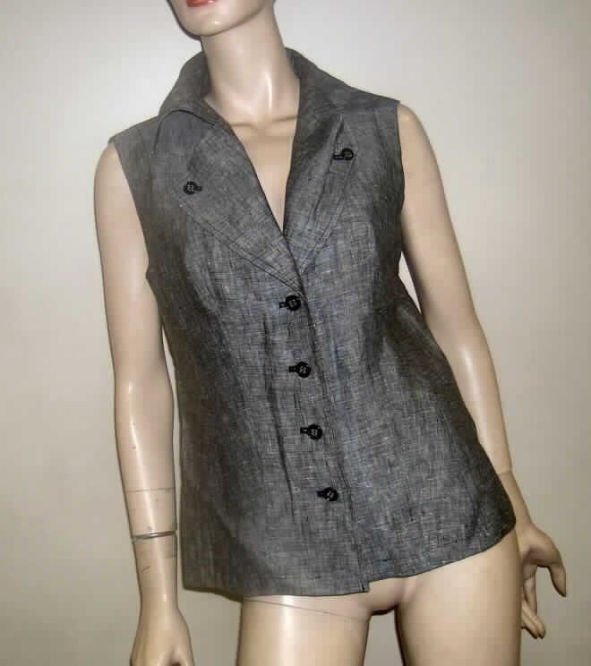 Zwei miteinander verbundene Kleidungsstücke, bestehend aus einer Bluse und anderer Kleidung (Bolero), sog. 
2-in-One/ohne-Arm-Bluse/Bolerojacke (Modell 3948985/4278), Größe 38, siehe Fotos,
- in Aufmachung für den Einzelverkauf,
- die Bluse ist durch Laschen und Knöpfe mit dem Bolero verbunden, aber auch separat tragbar,
- beide Teile aus 0,5 mm dicken, buntgewebten Geweben aus lt. Antrag 100% Leinen,
- Bluse für Frauen:
- - über die Taille reichend (Rückenlänge: 62 cm),
- - mit einem V-förmigen Halsausschnitt mit Reverskragen,
- - vorn mit einer durchgehenden Öffnung mit Knöpfung von rechts auf links (Frauenkleidung),
- - ärmellos, mit nicht sehr weiten Armausschnitten,
- - in Bahnen körpernah gearbeitet; modisch gestaltet,
- - an allen Rändern gesäumt,
- - kennzeichnet sich u.a. aufgrund des leichten Materials und des Schnitts (sehr körpernah, keine
    weiten Armausschnitte) als Bluse, somit keine Weste der Position 6211.