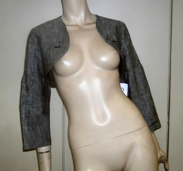 Zwei miteinander verbundene Kleidungsstücke, bestehend aus einer Bluse und anderer Kleidung (Bolero), sog. 
2-in-One/ohne-Arm-Bluse/Bolerojacke (Modell 3948985/4278), Größe 38, siehe Fotos,
- in Aufmachung für den Einzelverkauf,
- die Bluse ist durch Laschen und Knöpfe mit dem Bolero verbunden, aber auch separat tragbar,
- beide Teile aus 0,5 mm dicken, buntgewebten Geweben aus lt. Antrag 100% Leinen,
- andere Kleidung: 
- - den oberen Teil des Oberkörpers bedeckend und weit oberhalb der Taille endend  (Rückenlänge: 33 cm), 
    somit keine Jacke der Position 6204,
- - ohne Kragen,
- - vorn mit einer durchgehenden Öffnung ohne Verschlusssystem, 
- - ohne Merkmale, die auf den Trägerkreis hinweisen (unisex),
- - mit 3/4-langen Ärmeln,
- - an den Vorderteilen leicht gefüttert,
- - an allen Rändern gesäumt.