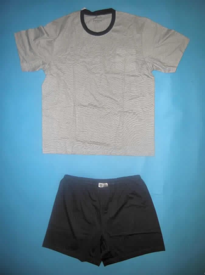 Schlafanzug, sog. Herren-Shorty (PJN 49177), Größe 56/58, siehe Foto,
- in einem Polybeutel gemeinsam für den Einzelverkauf aufgemacht,
- aus verschiedenen, 0,7 mm dicken, buntgewirkten und einfarbigen Gewirken (Oberteil: weiß und 
  dunkelblau gestreift; Hose: einfarbig dunkelblau) aus laut Antrag 100% Baumwolle, 
- insbesondere nach Schnitt (weit geschnitten), Farbgestaltung und Material (lappig) erkennbar dazu 
  bestimmt, ausschließlich oder im Wesentlichen als Nachtkleidung im Bett getragen zu werden,
- ohne Öffnung und ohne Verschluss; ohne Merkmale, die auf den Trägerkreis hinweisen (unisex),
- Oberteil:
-- über den Schritt reichend (Rückenlänge: 81 cm),
-- mit einem runden Ausschnitt mit kontrastfarbener, dunkelblauer Randeinfassung, 
-- mit kurzen Ärmeln, 
-- mit einer aufgesetzten Brusttasche,
-- am unteren Rand durch Umschlagen und Festnähen gesäumt,
- kurze Hose: 
-- in der Taille abschließend, mit einem elastischen Taillenbund,
-- mit kurzen Hosenbeinen (Seitenlänge: 45 cm),
-- an den Beinabschlüssen durch Umschlagen und Festnähen gesäumt.