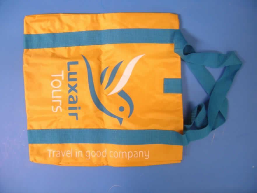 Einkaufstasche, sog. Beach-Bag "Luxair",
- mit einer Außenseite aus Spinnstoffen auf einer Unterlage aus Kunststofffolie,
- mit zwei angenähten Schultertragegurten aus Spinnstoffen,
- in der Öffnung mit einer ca. 4 cm breiten Lasche mit Klettverschluss,
- ungefüttert; mit einem kleinen, seitlich angenähten Reißverschlussfach,
- mit einer Größe von ca. 38 x 16 x 40 cm,
- Einkaufstasche, da u.a. zur Aufnahme von größeren Gegenständen bestimmt,
- augenscheinlich nicht handgearbeitet.