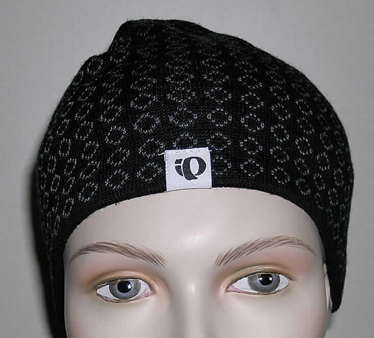 Mütze (lt. Antrag: "Multisport-Mütze, 9137 Traverse Hat"), siehe Foto, 
- durch Zusammennähen von Spinnstoffgewirken (lt. Antrag 100% Acryl) der Kopfform ange- 
  passt hergestellt, 
- enganliegend, 
- nach Form den Strickmützen ähnlich, 
- am unteren Rand nach innen umgeschlagen und festgenäht, 
- ohne Schirm.