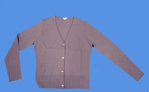 Strickjacke für Frauen, Art. 687, sog. Strickjacke für Frauen oder Mädchen, 
Größe 38, siehe Foto,
- aus 1,3 mm dicken, einfarbigen Gewirken aus lt. Antrag 55 % Seide und 45 % Kaschmir
  (feine Tierhaare),
- über die Taille reichend (Rückenlange: 61 cm), 
- mit einem V-förmigen Halsausschnitt ohne Kragen,
- vorn mit einer durchgehenden Öffnung mit Knopfverschluß von rechts auf links
  (Frauenkleidung),
- mit langen Ärmeln, mit einem gerippten, abgepaßt gewirkten Abschluss an den
  Ärmelenden,
- ungefüttert, nicht in Bahnen gearbeitet, somit ohne Formfestigkeit (damit keine Jacke 
  der Position 6104),
- am unteren Rand mit einem gerippten, abgepaßt gewirkten, nicht verengenden Abschluß,
- kennzeichnet sich nach dem Gesamteindruck und der Verarbeitung (u.a. abgepaßt 
  gewirkte Teile) als leichte Strickjacke, damit keine Hemdbluse der Position 6106.