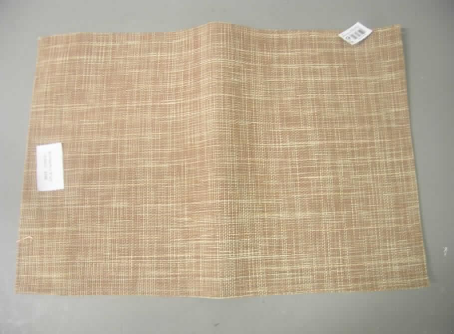 Ware zur Innenausstattung (Platzdeckchen), sog. Platzset "Trend" (Art.-Nr. 26750), 
siehe Foto,
- rechteckig, mit den Abmessungen 44 cm x 30 cm,
- an den Rändern gesäumt (damit konfektioniert), 
- aus 1,2 mm dicken Geweben aus Streifen aus synthetischer Spinnmasse (laut Antrag
  Polyvinylchlorid), mit einer augenscheinlichen Streifenbreite von weniger als 5 mm (damit
  keine Ware des Kapitels 39),
- wird insbesondere wegen des Materials üblicherweise nicht gewaschen und
  kennzeichnet sich aufgrund des Verwendungszwecks und der Ausstattung als
  Ware zur Innenausstattung (somit keine Tischwäsche der Position 6302).