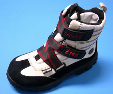 Halbstiefel (siehe Foto), lt. Antrag: Kinderschuh  Art. GR 3076 1 K
- mit Laufsohlen aus Kunststoff,
- mit Oberteil aus Kunststoff (Spinnstofferzeugnisse mit einer mit 
  bloßem Auge wahrnehmbaren Außenschicht aus Kunststoff; 
  den größten Teil der Außenfläche bildend), Leder und Spinnstoff,
- mit Verstärkungsteilen aus Leder,
- mit zwei schmalen Klettverschlussbändern ausgestattet,
- ohne Metallschutz in der Vorderkappe,
- den Knöchel bedeckend.