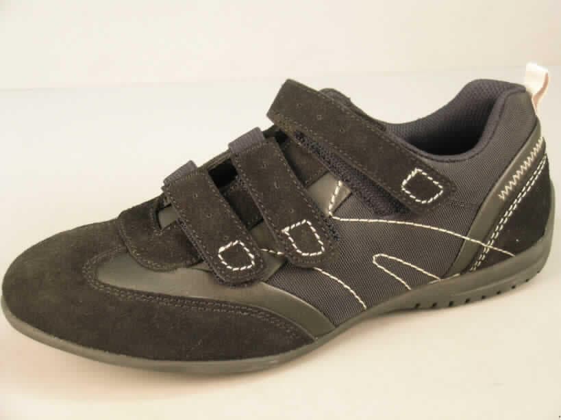 Freizeitschuhe, lt. Antrag: "Damenkletthalbschuh, Art.-Nr.: 999 998", siehe Foto,
- mit Laufsohlen aus (lt. Antrag) Kautschuk; ohne Hauptsohle aus Holz,
- mit Oberteil (geschlossenes Blatt) aus Leder (den größten Teil der Außenfläche bildend),
  Spinnstoff und Kunststoff (Spinnstoff mit einer mit bloßem Auge wahrnehmbaren Außen-
  schicht aus Kunststoff),
- mit drei Klettverschlüssen,
- ohne Schutz in der Vorderkappe, 
- nicht den Knöchel bedeckend, 
- mit einer Länge der Innensohle von mehr als 24 cm, 
- nicht als Männer- oder Frauenschuhe erkennbar,
- nach der Gesamtkonzeption (u.a. zierende zick-zack-Steppnähte, Klettverschluss mit
  elastischem Band) nicht für Sportzwecke.