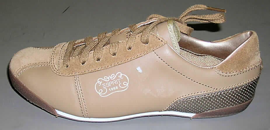 Freizeitschuhe; lt. Antrag: "Sneaker", siehe Foto,
- mit Laufsohlen aus Kunststoff; Hauptsohle nicht aus Holz,
- mit Oberteil (geschlossenes Blatt) aus Leder,
- ohne Schutz in der Vorderkappe,
- den Knöchel nicht bedeckend,
- mit einer Länge der Innensohle von mehr als 24 cm,
- nicht als Männer- oder Frauenschuhe erkennbar,
- mit Schnürsenkelverschluss,
- aufgrund des äußeren Erscheinungsbildes (u. a. Nieten und Lochmuster) nicht für 
  Sportzwecke.