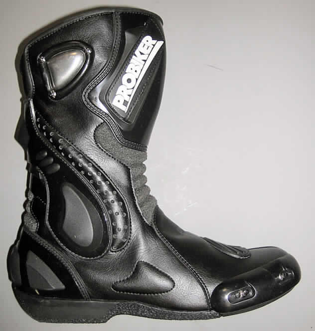 Motorradstiefel - siehe Abbildung
- mit Laufsohlen aus Kautschuk (lt. Antrag)
- mit Oberteil aus Kunststoff (Spinnstoff mit einer mit dem bloßen Auge wahrnehmbaren 
  Außenschicht aus Kunststoff, den größten Teil der Außenfläche bildend) und Spinnstoff
- mit Verstärkungsteilen aus Kunststoff
- nicht mit Dornen, Krampen, Klammern, Stollen oder ähnlichen Vorrichtungen versehen oder
  für deren Anbringung hergerichtet (= keine Sportschuhe)
- den Knöchel bedeckend
- ohne Metallschutz in der Vorderkappe