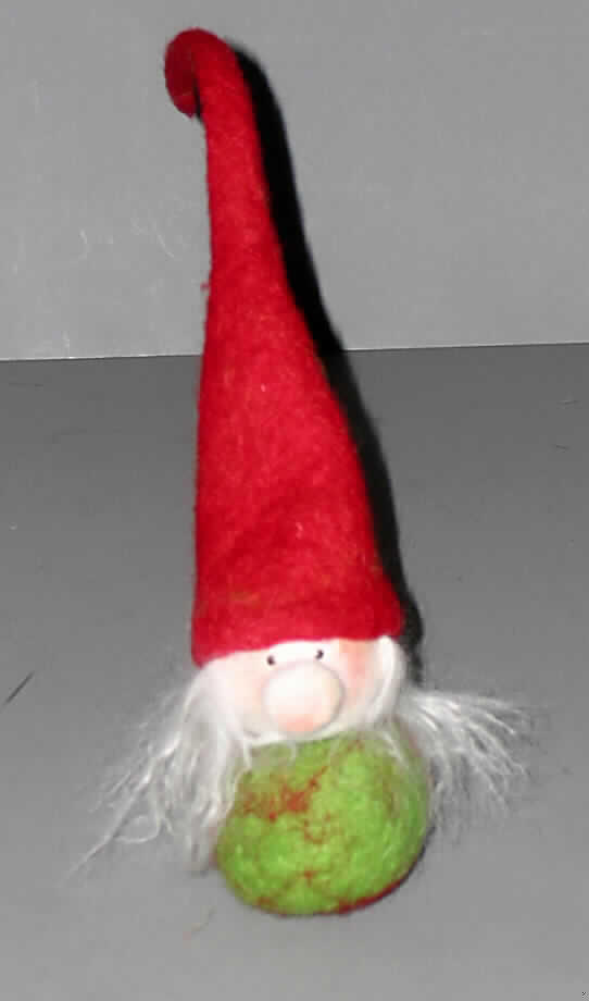 Andere konfektionierte Spinnstoffware, sog. Deko/Nikolaus, Artikelnummer 463105, siehe
beigefügtes Foto,
- ca. 36 cm hohe Figur in Form eines Wichtelmännchens,
- durch Zusammenfügen konfektioniert,
- aus Nadelfilz aus Spinnstoffen,
-- in Form von zwei aufeinander stehenden, unterschiedlich großen, annähernd runden 
   Kugeln, von denen die kleinere Kugel den Kopf und die größere Kugel den Körper bildet; 
   auf dem Kopf mit einer ca. 30 cm langen Zipfelmütze sowie mit angeklebten, bis zu 8 cm 
   langen, gewellten fransenartigen Fasern aus Spinnstoffen, die stilisierte Haare darstellen; 
   im Gesicht mit einer angenähten, runden Nase aus Filz und zwei Augen aus Kunststoff; 
   die untere Kugel ist innen mit einem Stein als Gewicht zur Standfestigkeit versehen,
- die Ware hat aufgrund ihrer Beschaffenheit keinen weihnachtlichen Bezug und stellt sich 
  nicht als Weihnachtsfestartikel dar, damit keine Ware der Position 9505,
- aufgrund der Beschaffenheit (fusselnde, leicht ablösbare Fasern) und des Verwendungs- 
  zwecks als Dekorationsartikel auch kein Spielzeug der Position 9503,
- keine Puppe der Position 9503, da sich die Ware mangels Gliedmaßen, nicht als Nach- 
  bildung eines Menschen darstellt,
- insbesondere aufgrund der geringen Größe ohne raumbezogene Funktion, damit keine 
  Ware zur Innenausstattung der Position 6304.