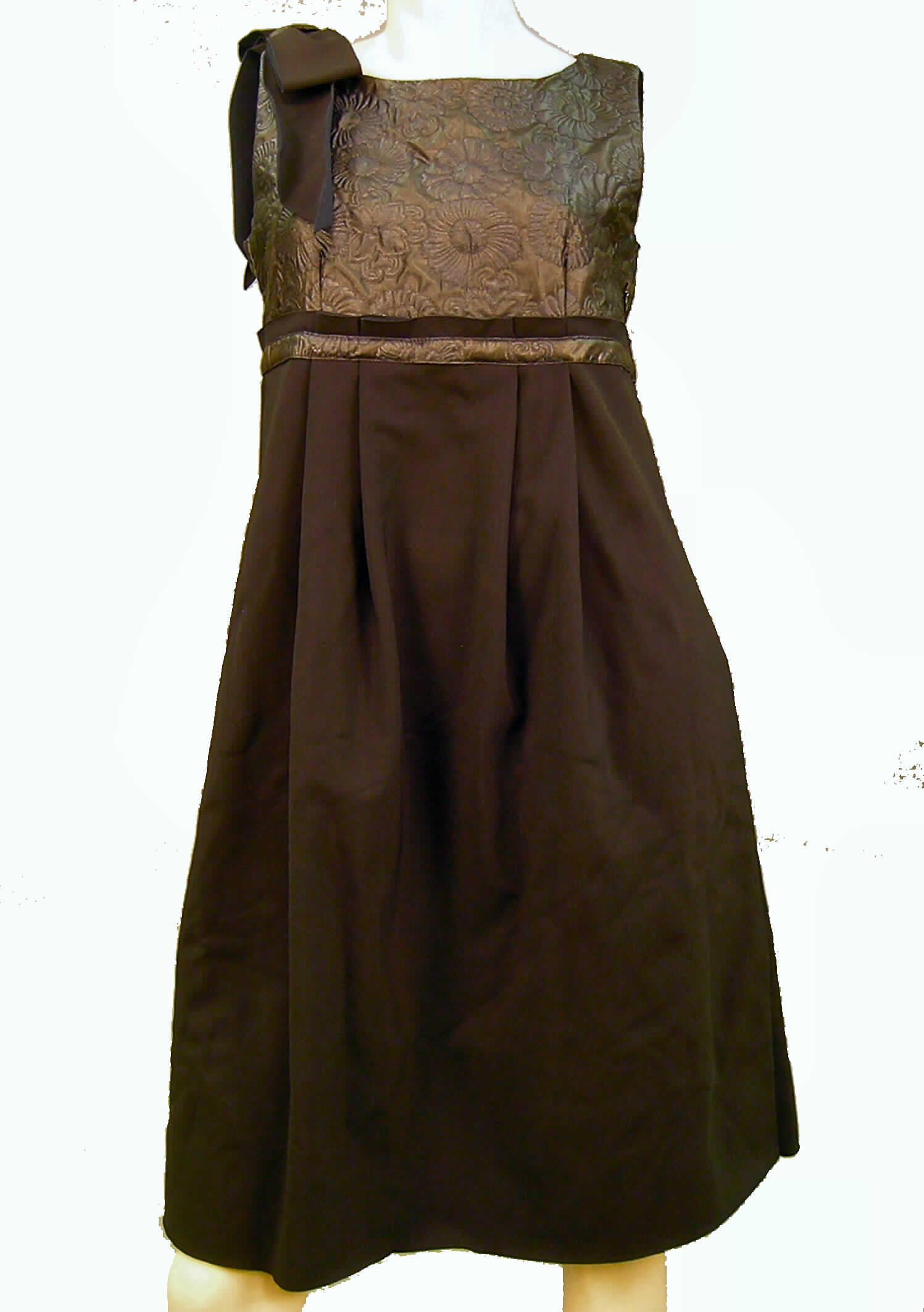 Kleid für Frauen, sog. Damenkleid, Größe S, siehe beigefügtes Foto,
- im oberen Drittel aus 1,3 mm dicken, buntgewebten Geweben aus lt. Antrag 75% Polyester
  (synthetische Chemiefasern) und 25% Wolle,
- im unteren Bereich aus flächenmäßig überwiegend (charakterbestimmend) 1,5 mm dicken,
  zweilagigen, durch Kleben miteinander verbundenen Flächenerzeugnissen mit einer Außenlage
  aus einfarbigen, glatten Gewirken und einer Innenlage aus einfarbigen, gerauten Gewirken
  aus lt. Antrag 54% Polyester, 35% Polyamid und 11% Elasthan (Elastomergarn; alles synthetische
  Chemiefasern),
- im oberen Drittel gefüttert,
- über den halben Oberschenkel bis fast zu den Knien reichend (Rückenlänge: 95 cm); kann 
  aufgrund der Länge ohne ein weiteres, den Unterkörper bedeckendes Kleidungsstück (Rock 
  oder Hose) getragen werden,
- mit einem leicht halsfernen, runden Halsausschnitt,
- hinten mit einer ca. 20 cm langen Öffnung mit Knopfverschluss, 
- ärmellos,
- auf der rechten Schulter mit einer Schleife aus den gleichen Gewirken, aus denen auch der 
  untere Bereich des Kleides besteht, verziert,
- in der linken Seitennaht unterhalb des Armausschnitts mit einer ca. 27 cm langen Öffnung 
  mit Reißverschluss,
- mit einem geraden, lediglich geschnittenen Abschluss am unteren Rand.