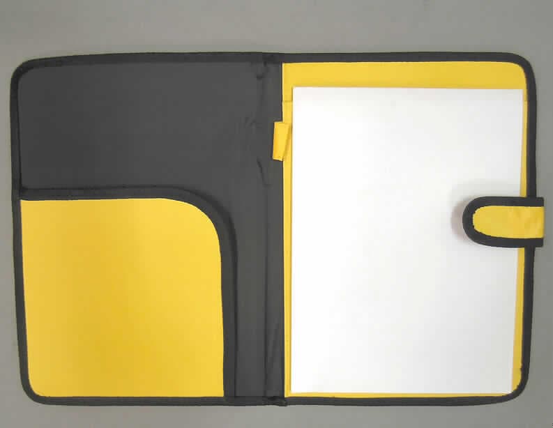 Zusammengesetzte Ware aus Schreibmappe (andere konfektionierte Spinnstoffware) und Schreib-
block, sog. Dokumententasche, Inspirion Artikel-Nr: 0802183 (gelb), siehe Foto,
- Schreibmappe:
-- geschlossen, in den Abmessungen: 25 cm x 34 cm,
-- mit einer Außen- und Innenseite aus einfarbigen, einseitig (innen), mit Kunst-
   stoff (kein Zellkunststoff) überzogenen Geweben aus Spinnstoffen, 
-- mit Schaumkunststoff gepolstert und mit Pappe verstärkt,
-- innen (rechts) mit einer Vorrichtung zur Aufnahme eines Schreibblocks und mit einer 
   aufgenähten Stiftlasche,
-- innen (links) mit einem zusätzlichen Einsteckfach, 
-- an den Rändern mit einem Gewebeband eingefasst,
-- durch Nähen konfektioniert,
-- seitlich mit einer Klettverschlusslasche ausgestattet, die kein ausreichender Verschluss
   für ein Behältnis darstellt, u. a. damit keine Ware der Position 4202,
- Schreibblock (Format DIN A4); in die Schreibmappe eingesteckt,
-- aus unbedruckten Blättern aus Papier,
-- mit einem Rückendeckel aus Pappe,
- die Schreibmappe bestimmt nach dem Umfang, dem Wert und dem Gesamteindruck den Charakter
  der Ware.