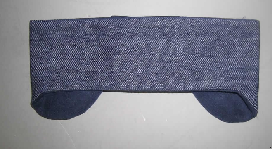 Stirnband (Bekleidungszubehör) für Kleinkinder, Modell 49000, Fb. 25, Größe 47, siehe Foto,
- aus buntgewebten Geweben aus lt. Antrag 100 % Baumwolle und aus einem 6 cm breiten Einsatz
  aus einfarbigen, doppellagigen, elastischen Gewirken; die Gewebe sind mit einfarbigen, 
  beidseitig gerauten Gewirken (Fleece) aus lt. Antrag 100 % Polyester unterlegt,
- die Gewebe, die die flächenmäßig überwiegende Außenseite bilden, bestimmen nach dem
  Gesamteindruck den Charakter der Ware,
- im flachliegendem Zustand zwischen 4,5 cm und 9 cm breit, mit einem Durchmesser von 21 cm,
- wird um den Kopf als Kälteschutz getragen, dient nicht dem Zusammenhalten des Haares in der
  Art einer Haarspange oder ähnlicher Ware (somit kein Erzeugnis der Position 9615),
- wird aufgrund der Abmessungen als Bekleidungszubehör für Kleinkinder von der Position 6209
  erfasst (somit keine Ware der Position 6217).