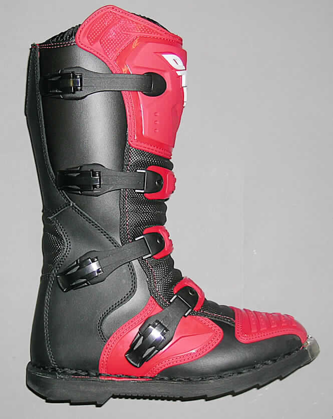 Motorradstiefel, siehe Foto,
- mit Laufsohlen aus Kautschuk,
- mit Oberteil aus Kunststoff (teilweise Spinnstofferzeugnis mit einer mit dem bloßen Auge wahrnehmbaren
  Außenschicht aus Kunststoff, den größten Teil der Außenfläche bildend), Leder und Spinnstoff,
- mit Verstärkungsteilen aus Kunststoff und Leder,
- mit vier Schnallenverschlüssen und einem Klettverschluss am Schaftende,
- nicht mit Dornen, Krampen, Klammern, Stollen oder ähnlichen Vorrichtungen versehen oder
  für deren Anbringung hergerichtet (= keine Sportschuhe),
- ohne Metallschutz in der Vorderkappe,
- den Knöchel bedeckend.